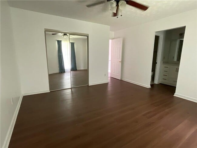 Building Photo - 5073 Village Green Way