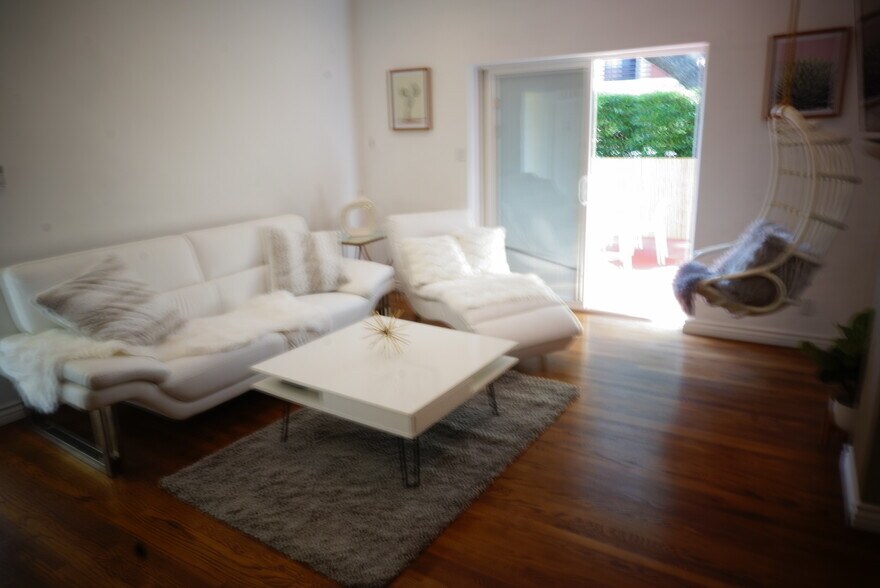 Building Photo - 1416 S Crest Dr