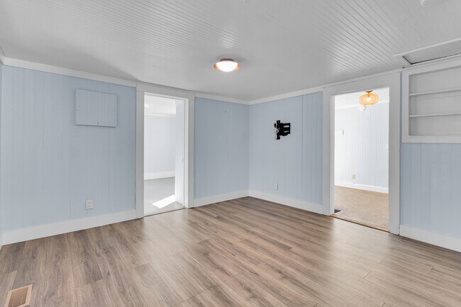 Building Photo - 2107 Bay St