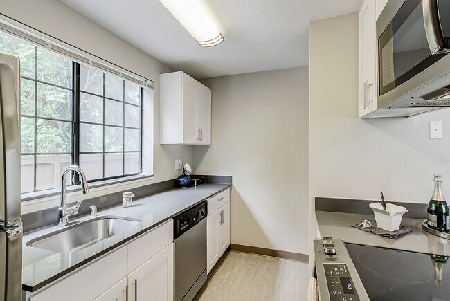 Building Photo - Emerald Ridge