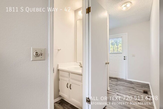 Building Photo - Freshly updated 2 Bed Townhome