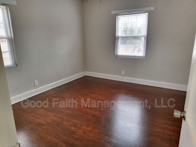 Building Photo - 203 E 11th St