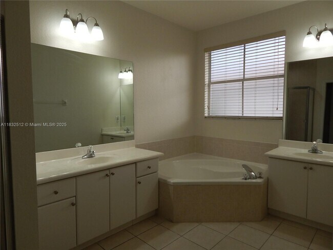 Building Photo - 320 SW 87th Ct