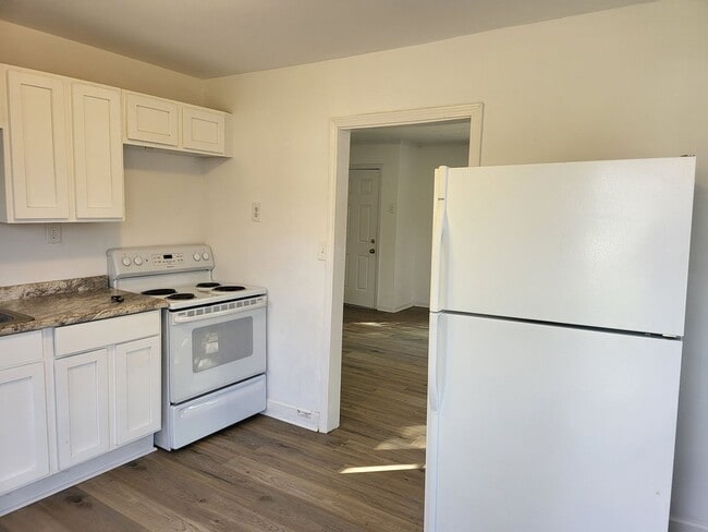 Building Photo - Conveniently located to UA, Mercedes and D...