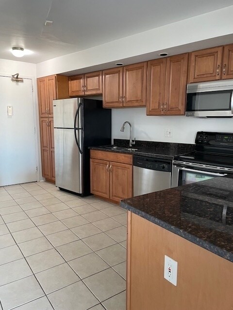 Building Photo - 300 N State St