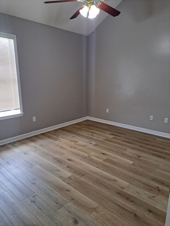 Building Photo - 3 Bed/ 3 Bath