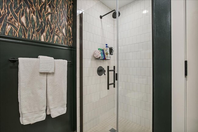 Building Photo - Fabulous 1 Bed/1 Bath condo at The Avidian...