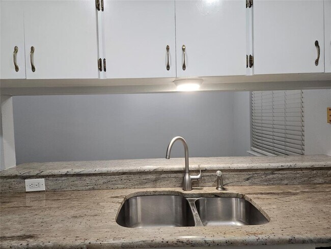 Building Photo - 2305 Cottonwood Dr