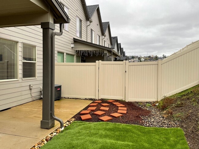 Building Photo - LUXURY 4 BD TOWNHOME! GATED PARKER VILLAGE...