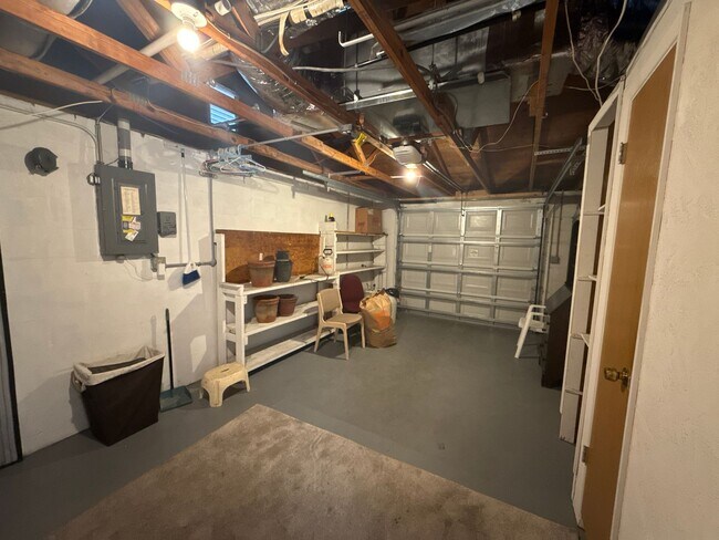 Building Photo - Beautiful 2 bedroom home with fenced in backyard