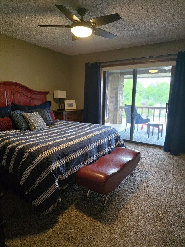 Building Photo - Lakeside Condo