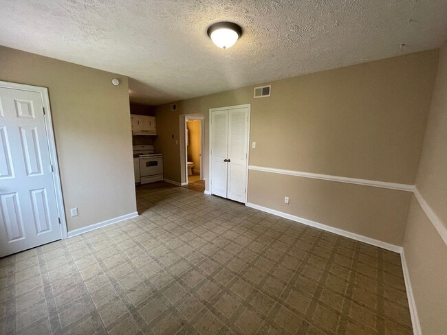 Building Photo - Old Forest Rd Area Townhouse