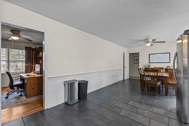 Building Photo - 2125 Forest Hills Dr