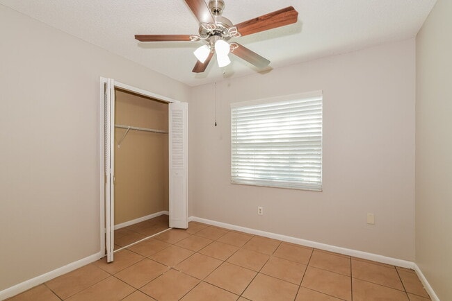 Building Photo - 206 Yale Dr