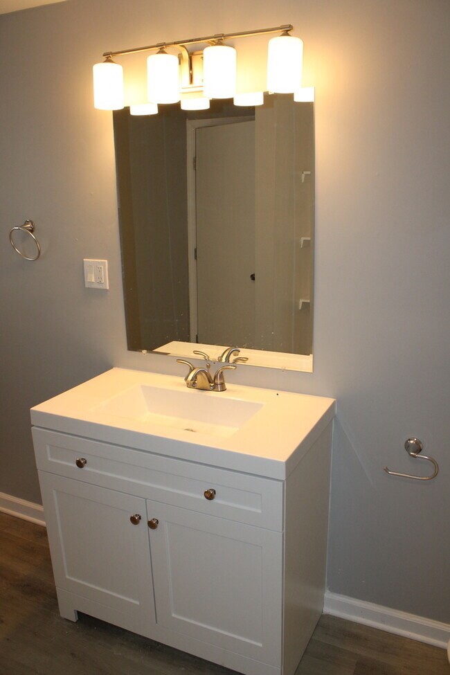 Building Photo - Unique Rental in Grandview with 3 bay gara...