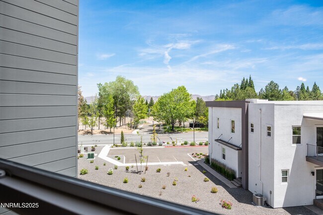 Building Photo - 1517 Golf Club Dr