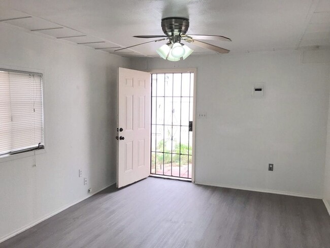 Building Photo - Manzano