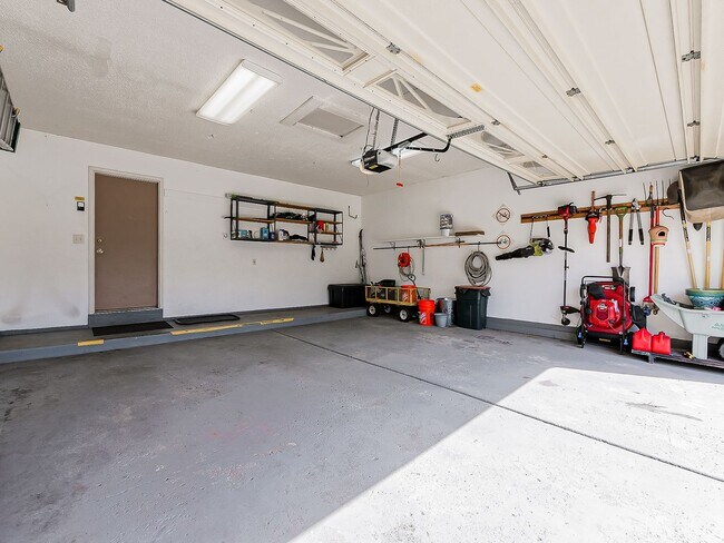 Building Photo - Welcome to this spacious single-family hom...