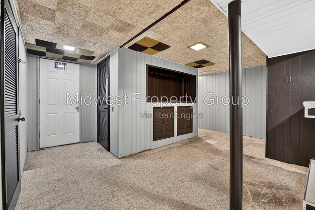 Building Photo - 727 Shepley Dr