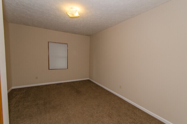 Building Photo - 4 bedroom, 1 bath home: Available July 2026!