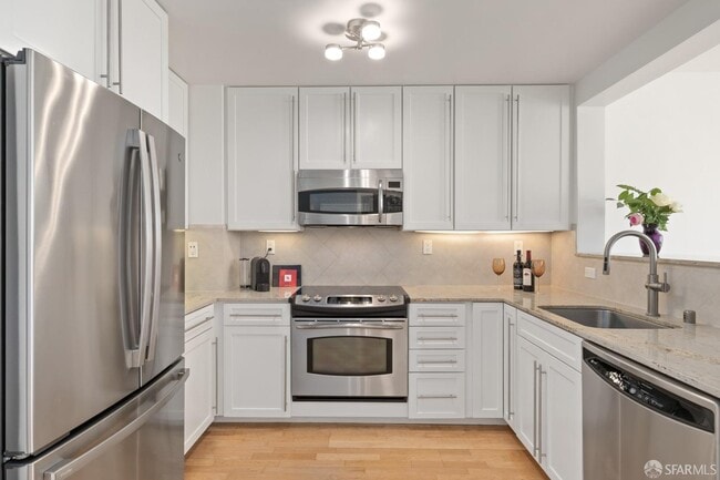 Building Photo - 300 3rd St