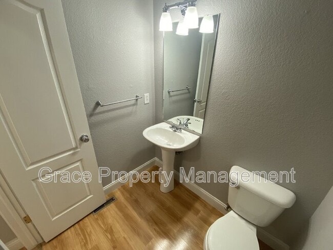 Building Photo - 930 Button Rock Dr