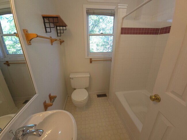 Building Photo - 2321 Grove St