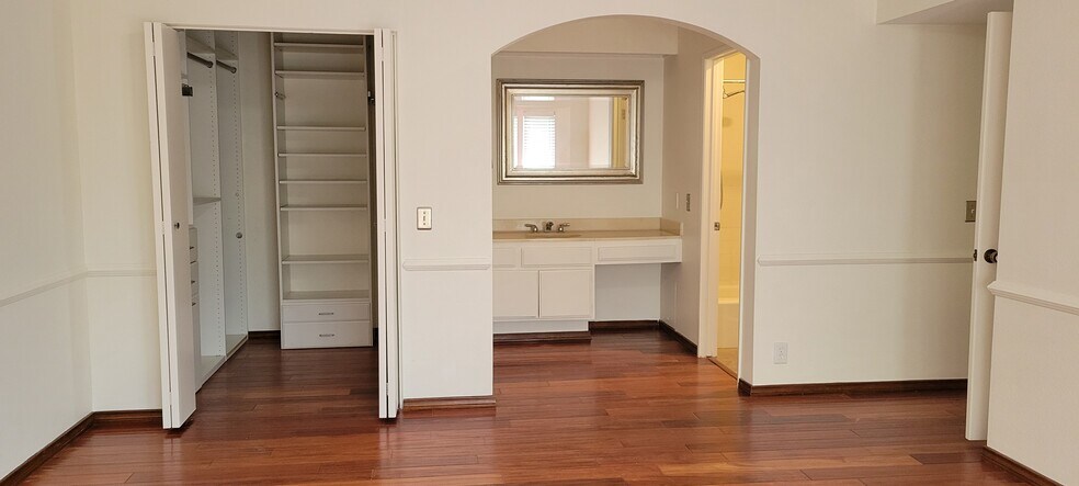 Primary closet vanity area - 4640 Eastbourne Bay