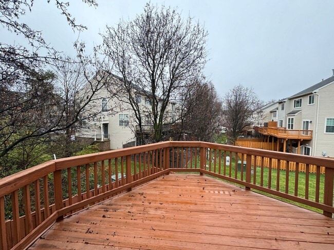 Building Photo - Spacious 3 Bed 3 Bath End-Unit Townhome Wi...