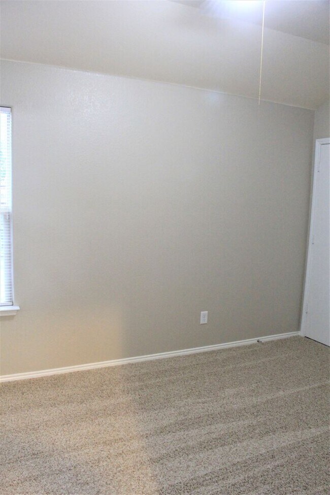 Building Photo - Beautiful Home in Twin Mills close to Bail...