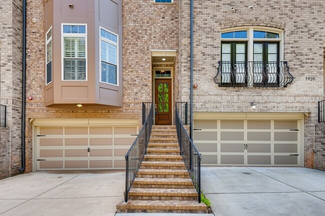 Building Photo - 1941 Ridgemont Ln