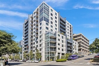 Building Photo - 1 Bedroom Condo 2 Blocks from Waterfront!
