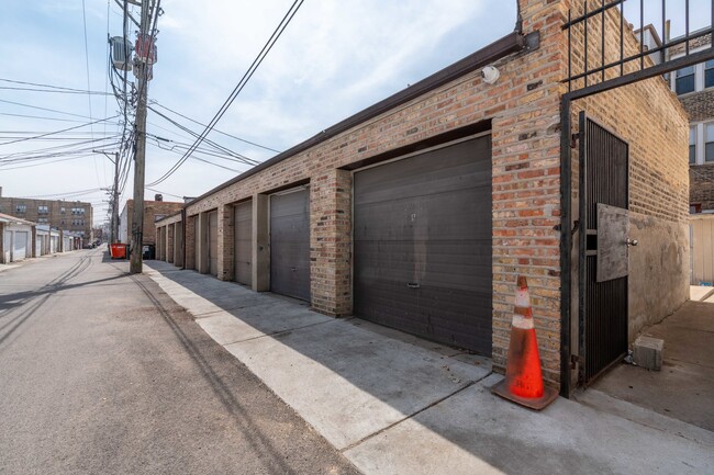 Building Photo - 6239 N Western Ave