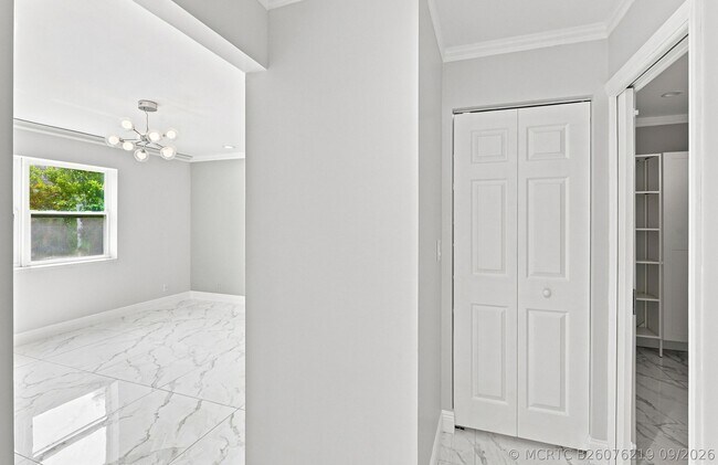 Building Photo - 372 W Riverbend Dr