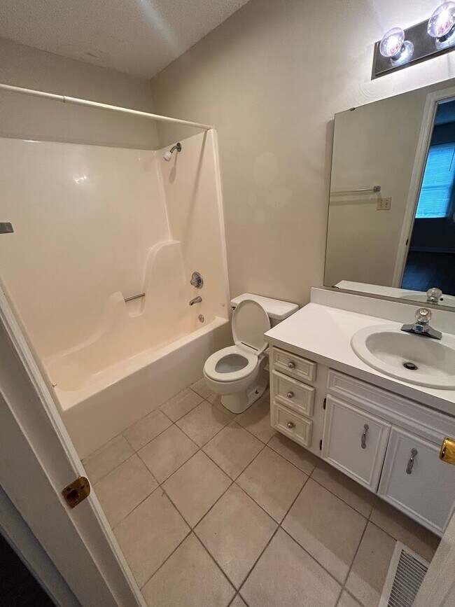 Building Photo - Convenient & Cozy 2BR Townhome Off Hwy 127