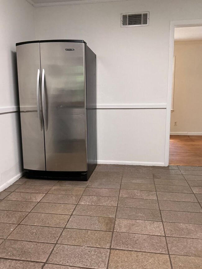 Building Photo - 3 bedroom 2 bathroom house conveniently lo...