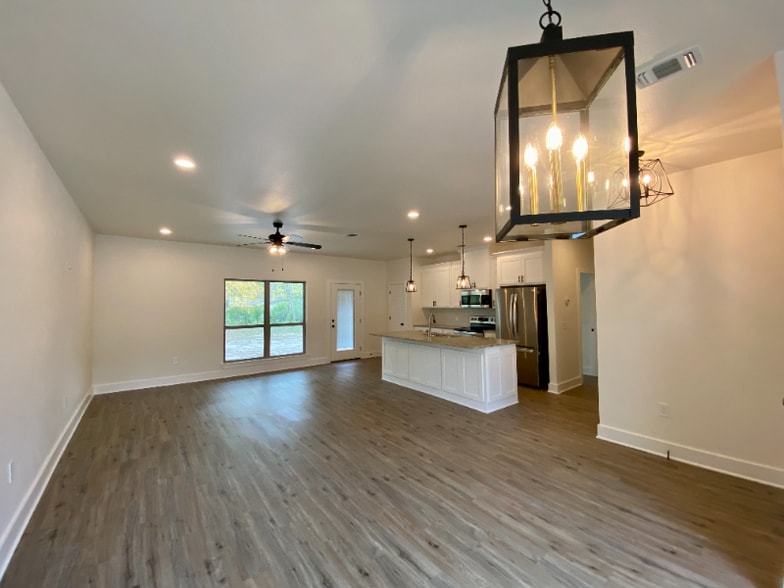 Building Photo - 350 Parks Cir