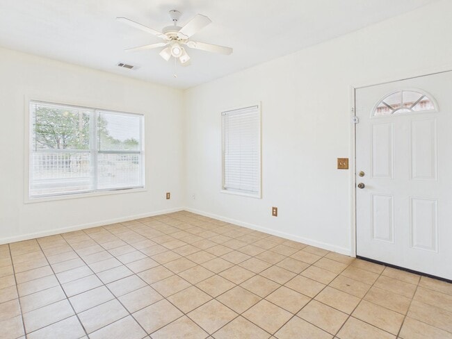 Building Photo - Nice 3 bedroom Duplex Rental