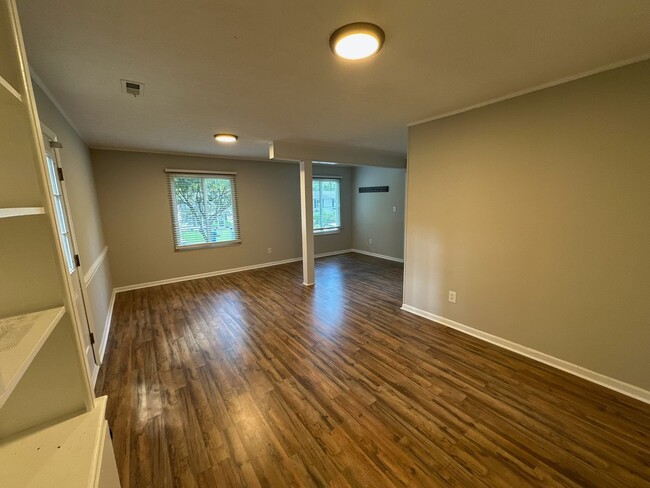 Building Photo - Wonderful 4 bed, 2.5 bath Single Family Ho...