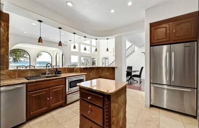Building Photo - 3711 Highland Dr