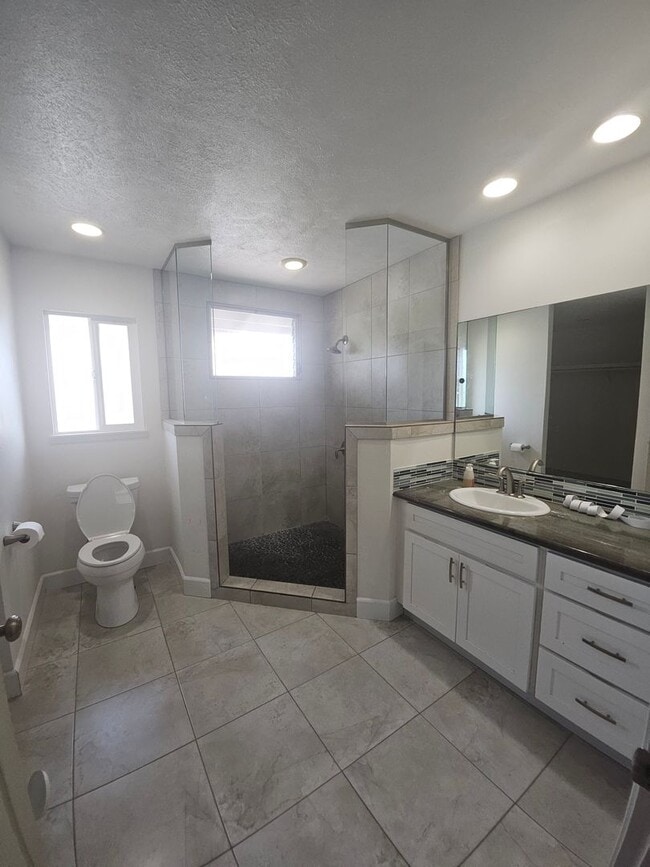Building Photo - Beautiful 3 Bedroom Home in Komohana Gardens