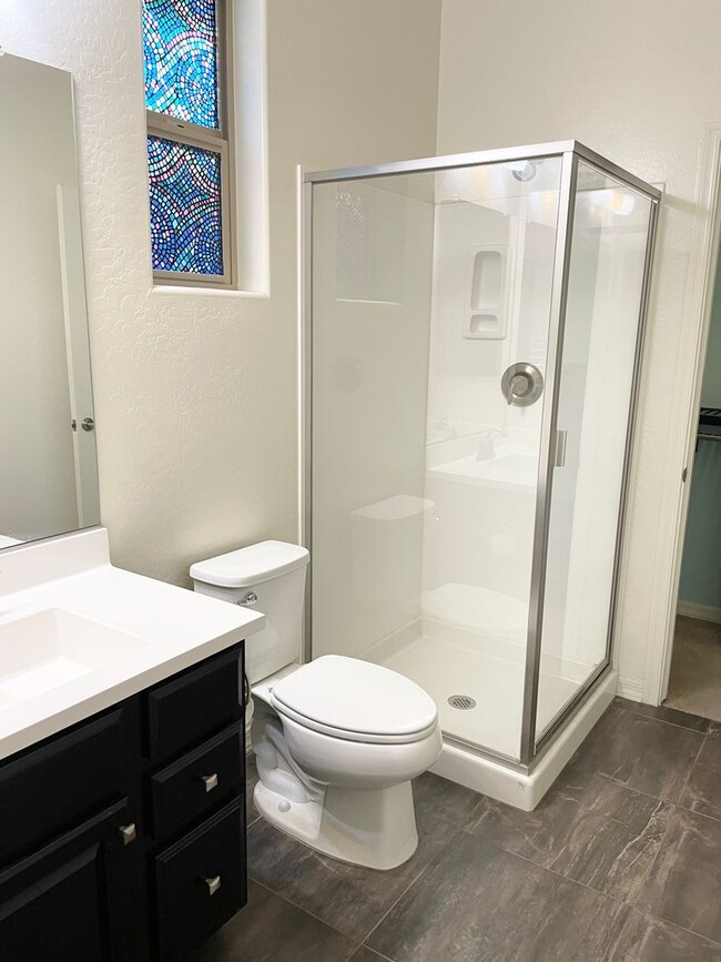 Building Photo - Beautiful 4 Bedroom Single Level Home Loca...