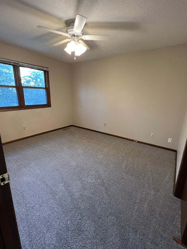 Building Photo - 3 Bedroom Duplex on South Side of Des Moines Available!
