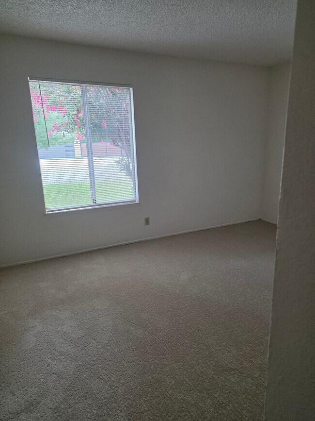 Building Photo - House: 3 Bedroom / 2 Bathroom - Loomis