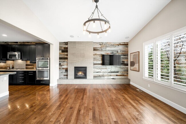 Building Photo - Luxury 4BD, 4BA Backcountry Home with Fenc...