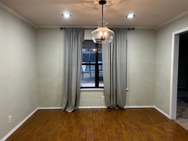 Building Photo - 308 W Raleigh Pl