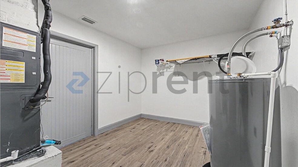 Building Photo - Unit