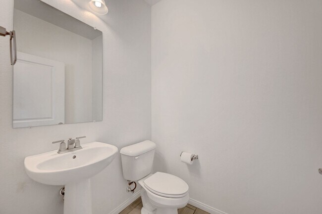 Building Photo - 3 Bedroom 2.5 Bath Townhome in Tuscany!