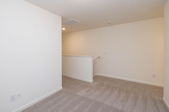 Building Photo - 465 Kinnerton Pl
