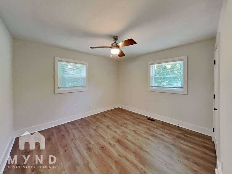 Building Photo - 60 Finch Dr SE